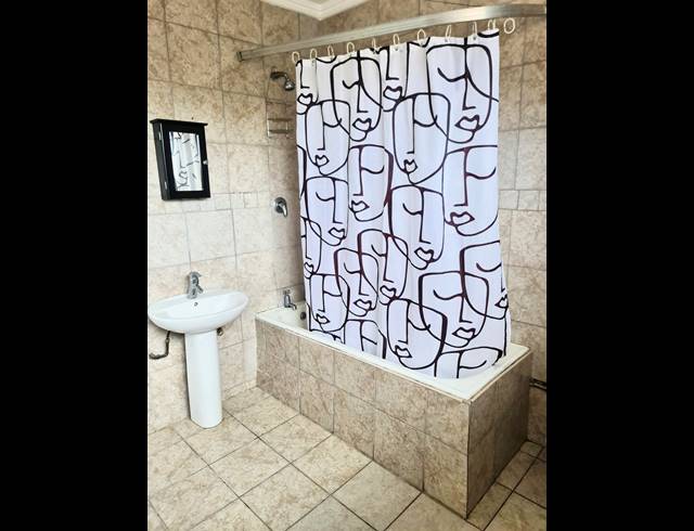 2 bed property to rent in ESSENWOOD